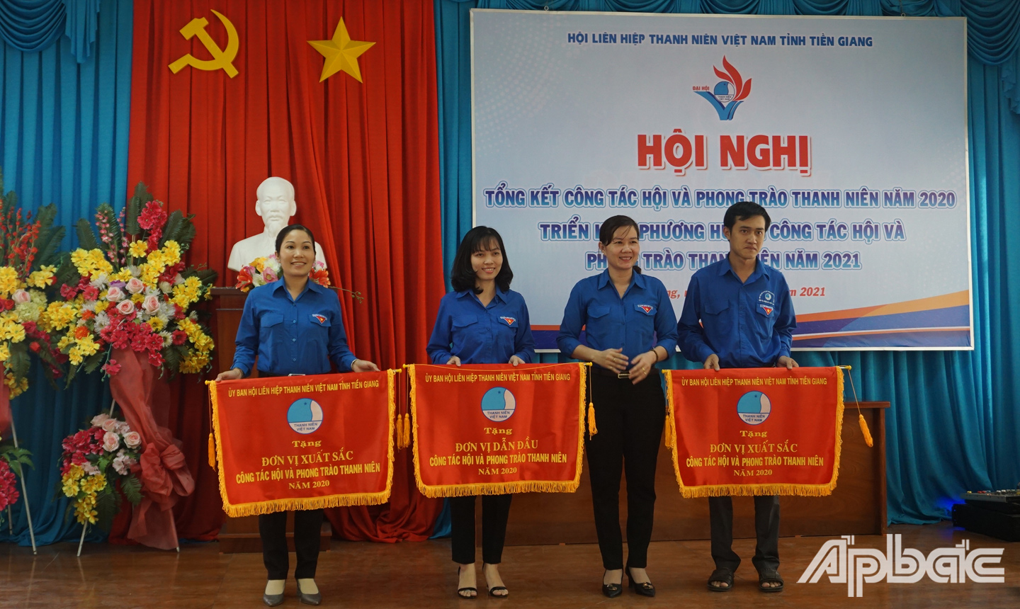 Phó Bí thư Tỉnh Đoàn, Nguyễn Thị Mỹ Nương trao Cờ thi đua cho các đơn vị có thành tích xuất sắc trong công tác Hội và phong trào Thanh niên năm 2020 