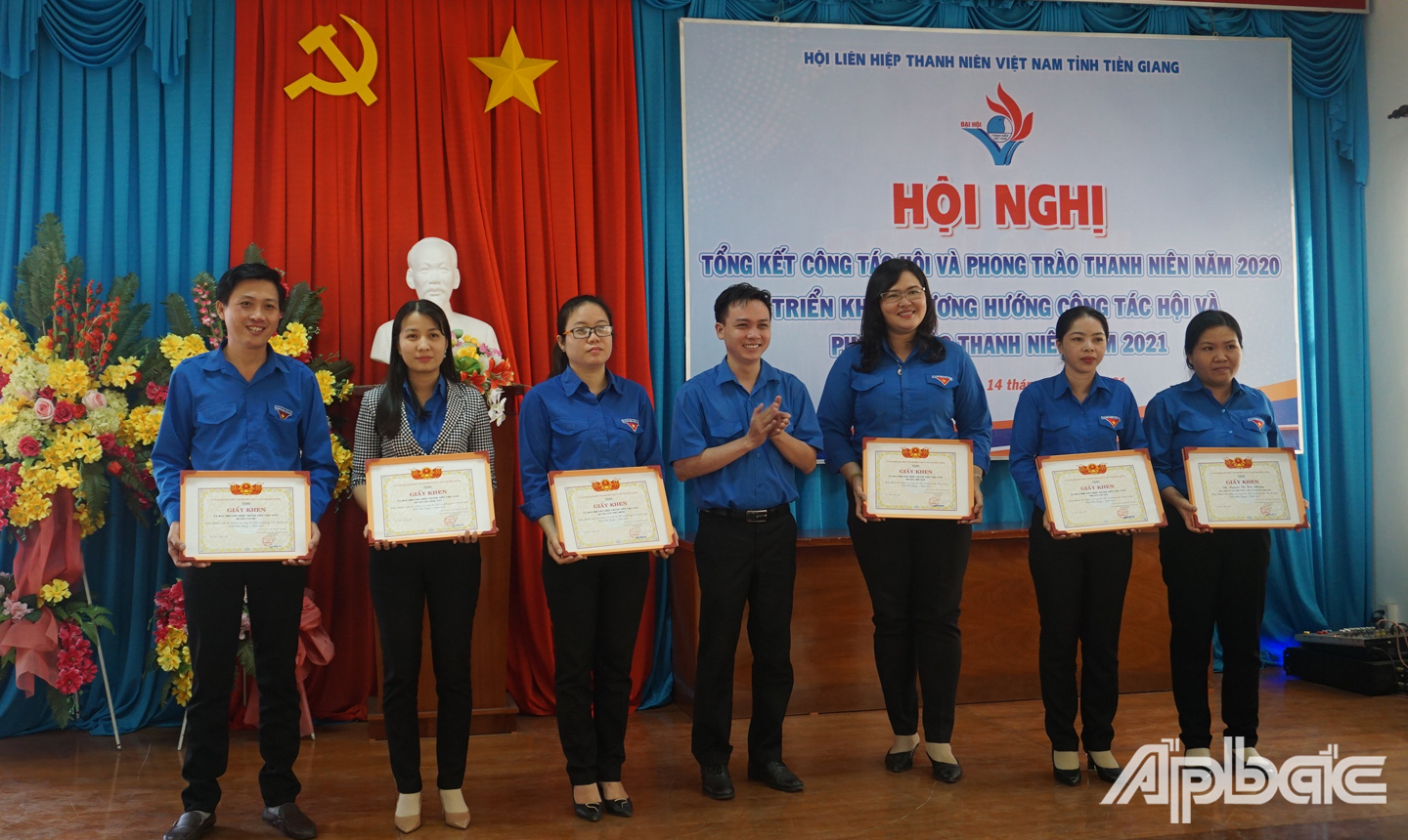 Ban Tổ chức Hội LHTN tỉnh trao giấy khen cho đơn vị và cá nhân có thành tích tốt trong công tác Hội và phong trào thanh niên 2020