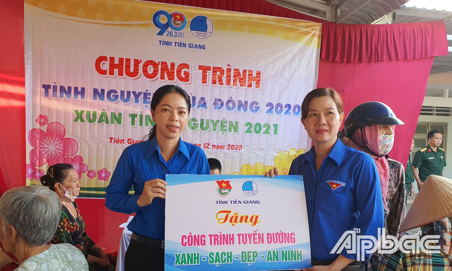 Đồng chí Nguyễn Thị Mỹ Nương trao Bảng tượng trưng tặng công trình tuyến đường