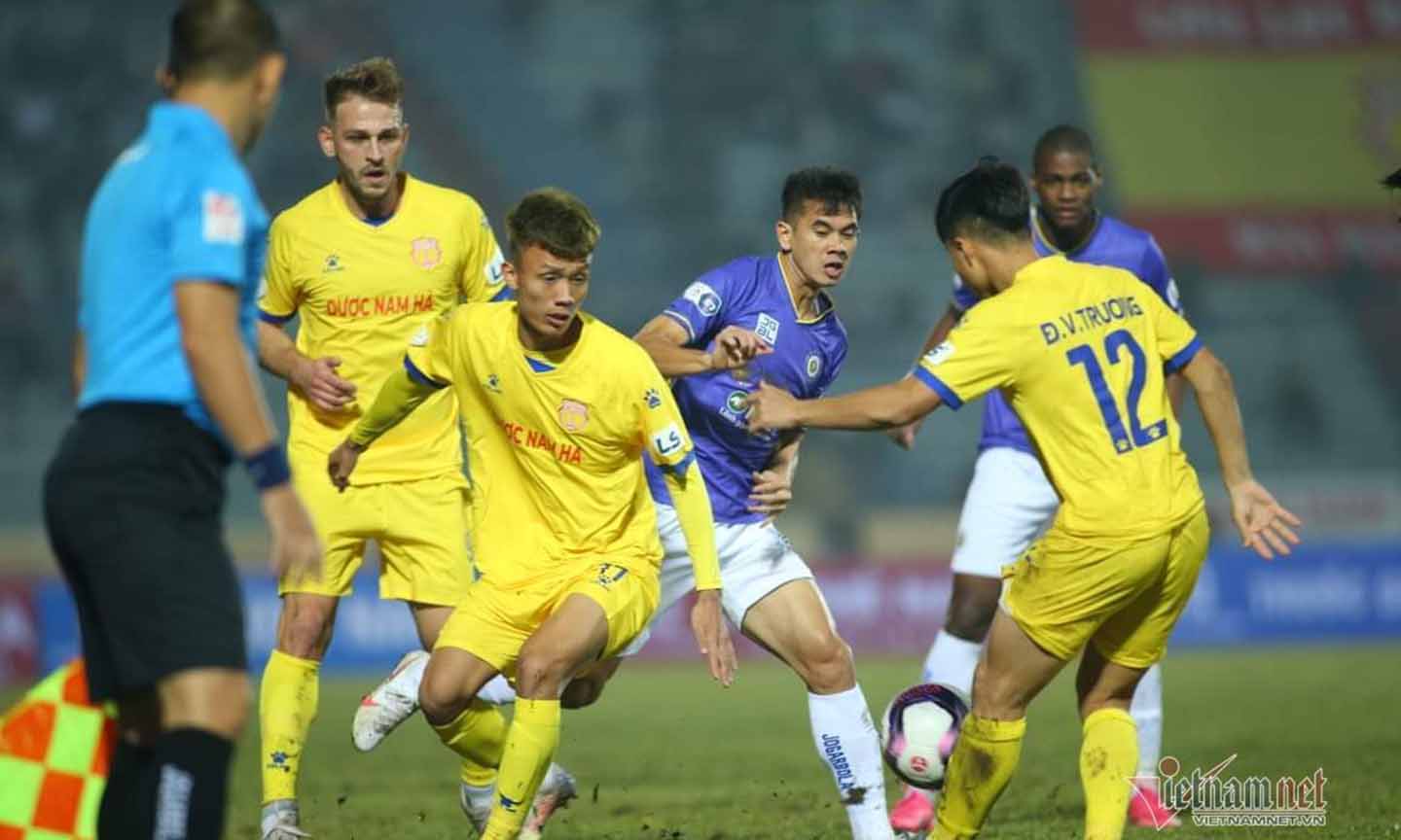 Các cầu thủ CLB Nam Định (áo vàng) là những người chơi chủ động hơn. Ảnh: Vietnamnet.vn