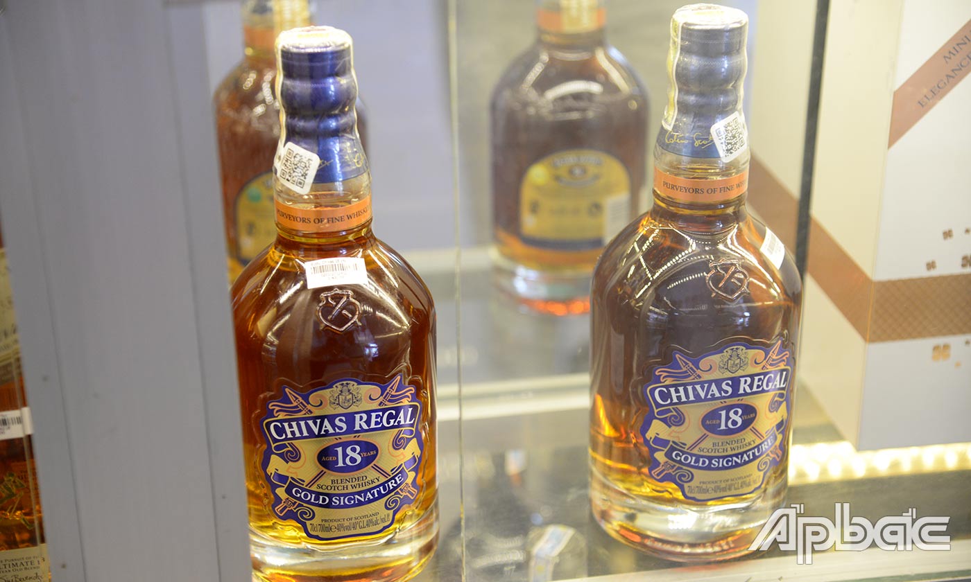 Rượu Chivas Regal 18 Gold Signature được bày bán ở Nhà sách Gò Công.