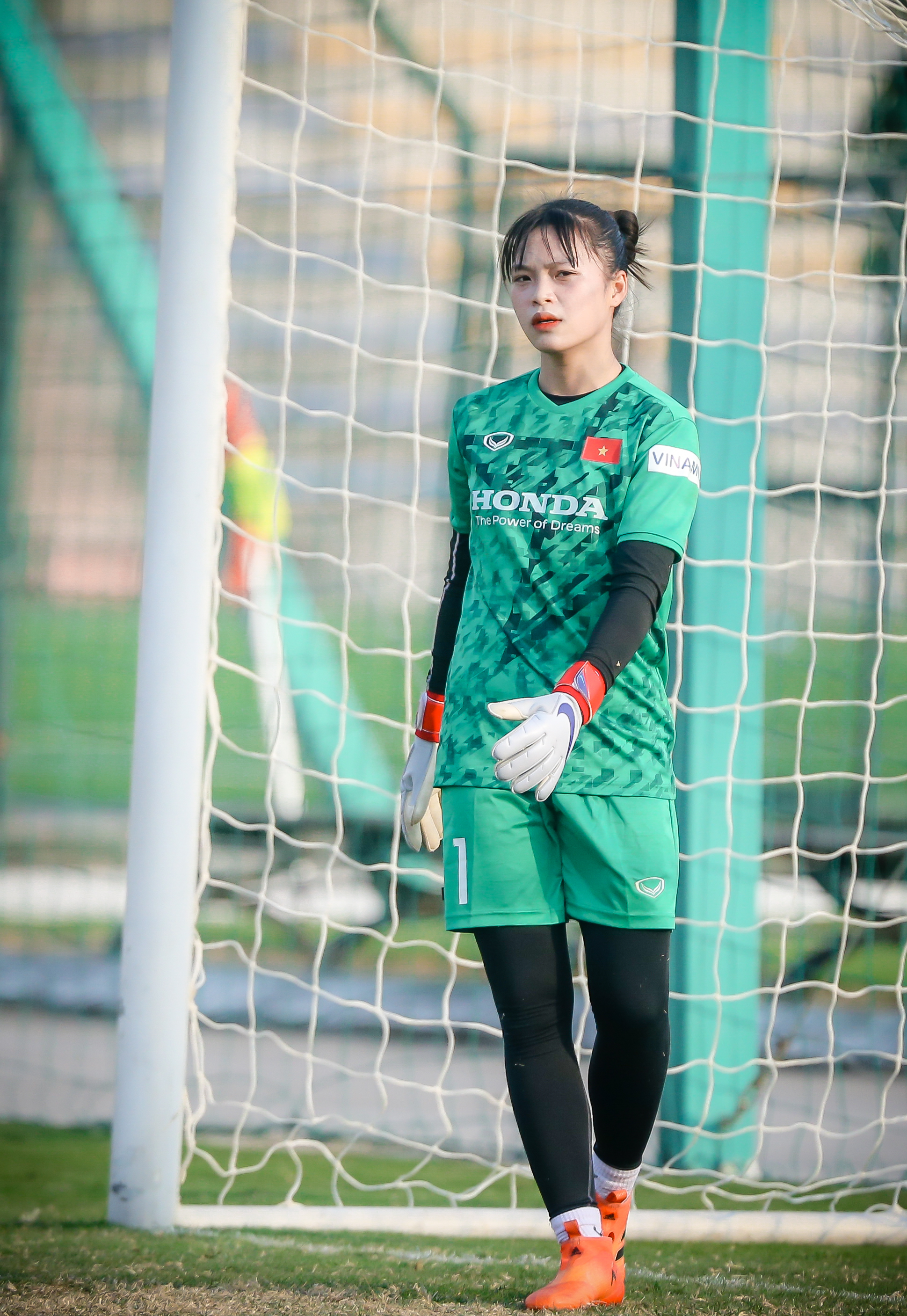 Thủ môn trẻ Đào Thị Kiều Oanh chấn thương nhẹ sau buổi tập chiều qua. Ảnh: Hồ Hải Hoàng