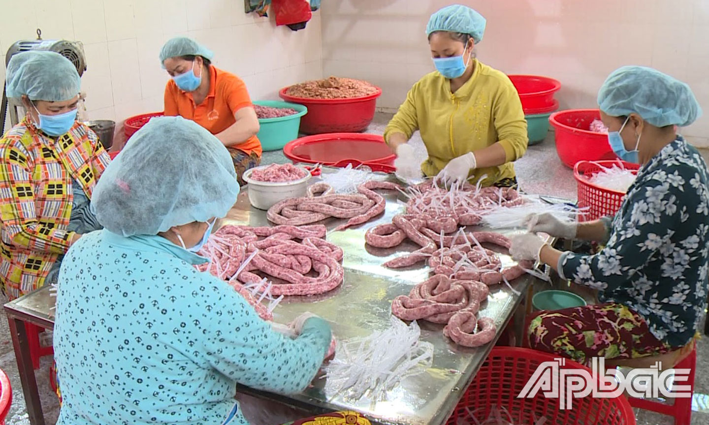 Mỗi ngày, cơ sở sản xuất lạp xưởng Tám Vui cung ứng cho thị trường khoảng 1 tấn lạp xưởng.