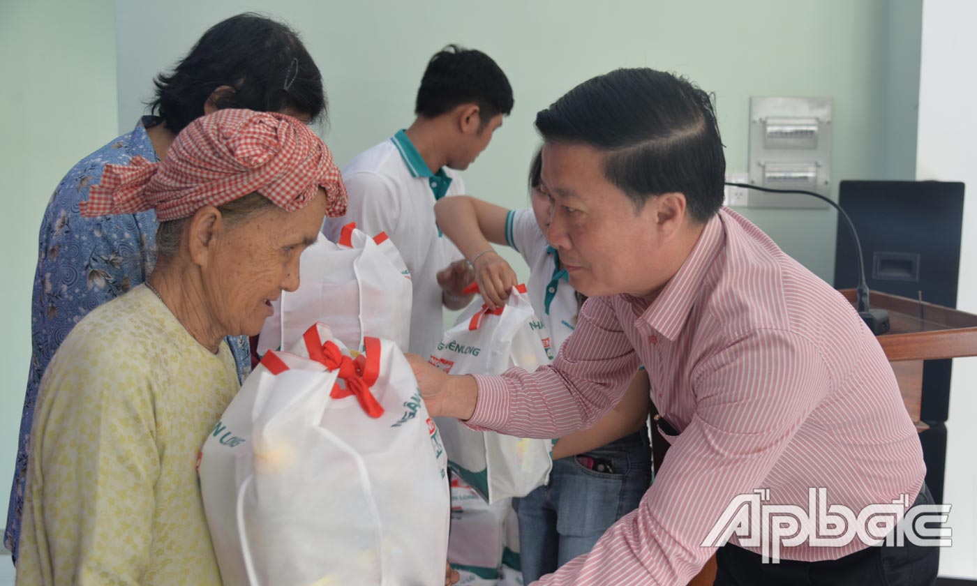 Phó Giam đốc Ngân hành Nhà nước Tiền Giang Nguyễn Văn Nhựt trao quà cho bà con.