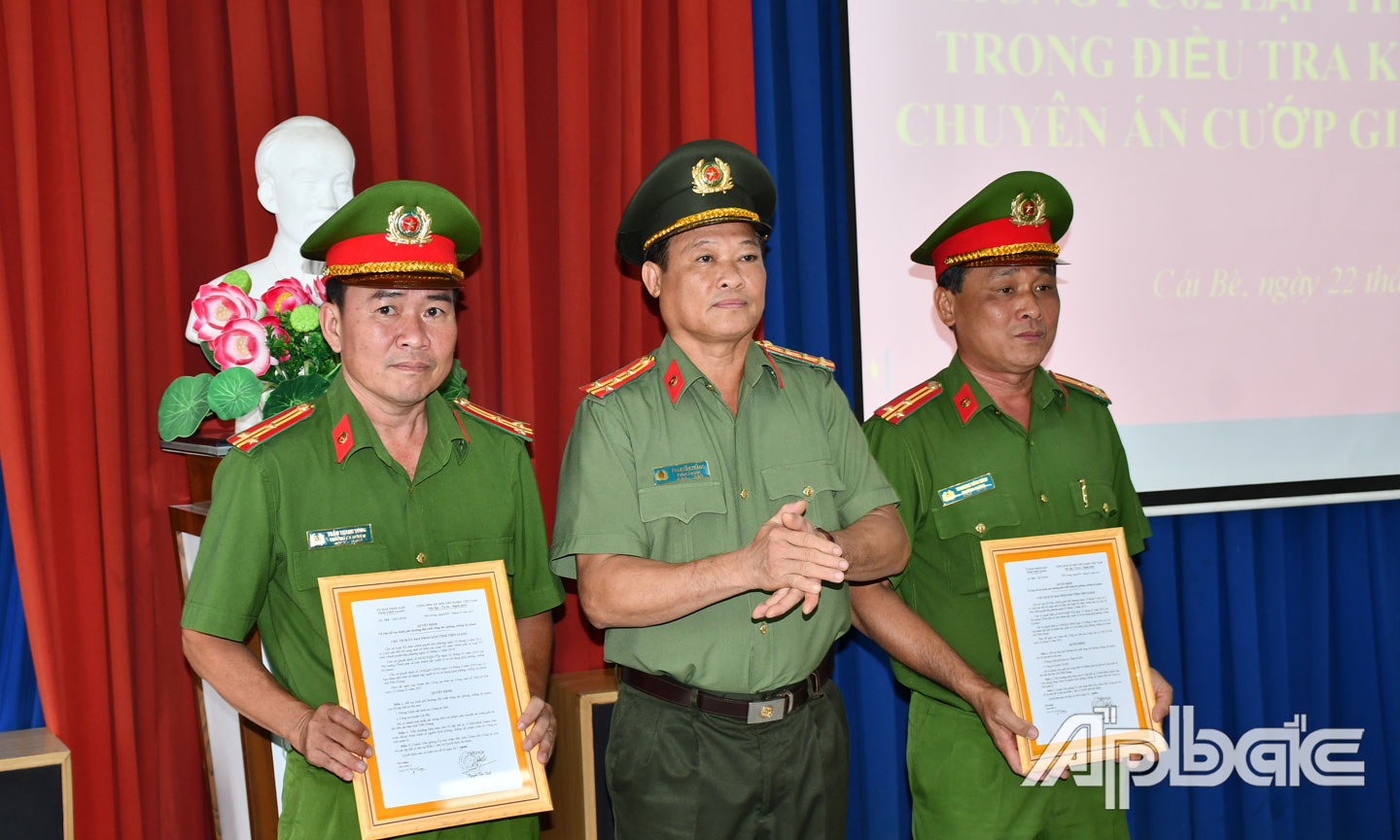 Đồng chí Đại tá Phan Văn Trảng trao tiền của UBND tỉnh Tiền Giang thưởng 2 tập thể: Công an huyện Cái Bè và phòng Cảnh sat hình sự Công an tỉnh. Ảnh: Trọng Tín.