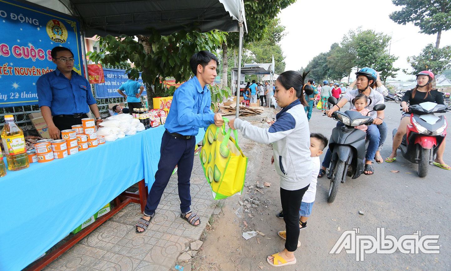 Trao phần quà không đồng tại chợ phiên.