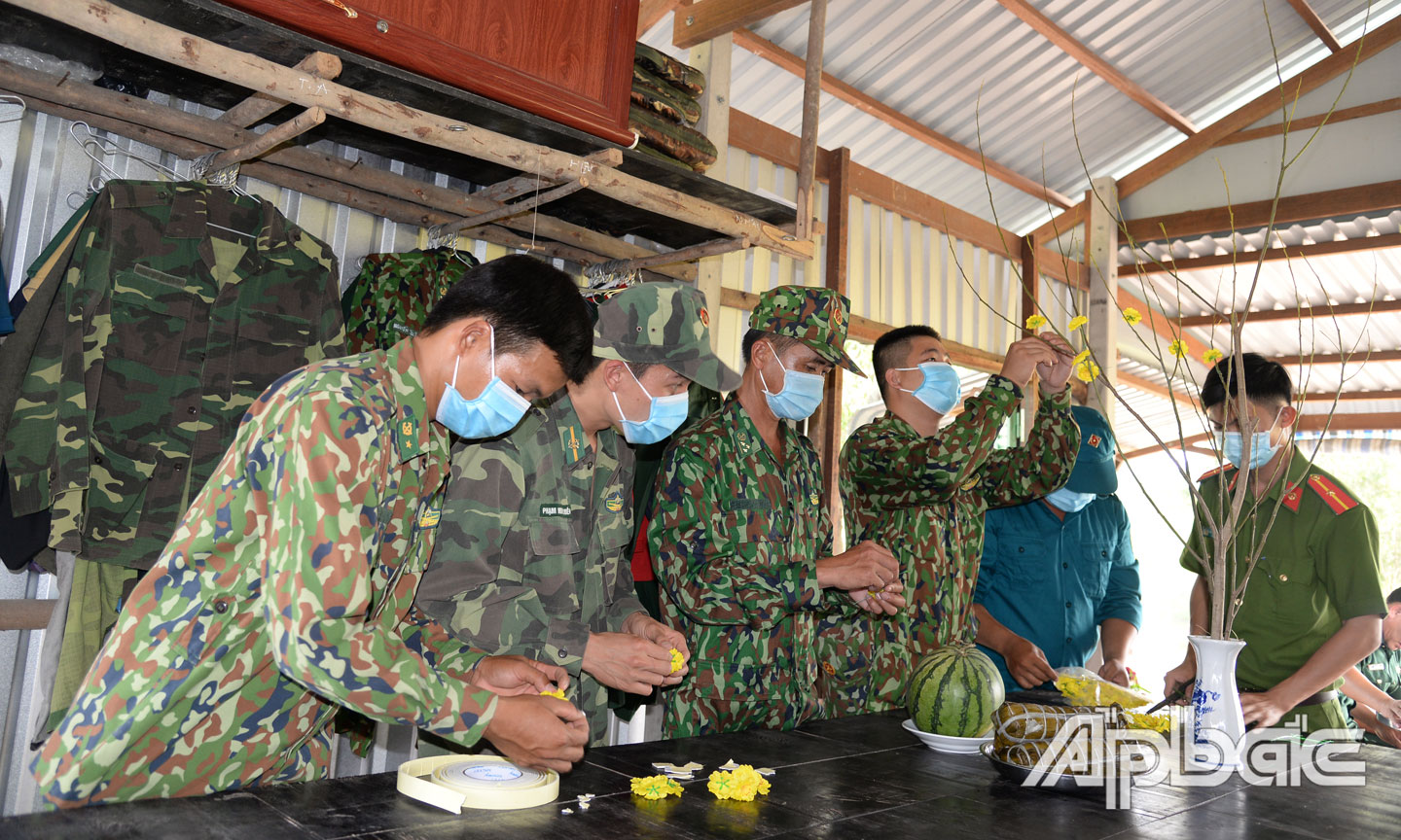 Các lực lượng tại chốt Cầu Đất thuộc Trạm Biên phòng Voi Đình, Đồn Biên phòng Cửa khẩu Mỹ Quý Tây trang trí chốt đón tết.