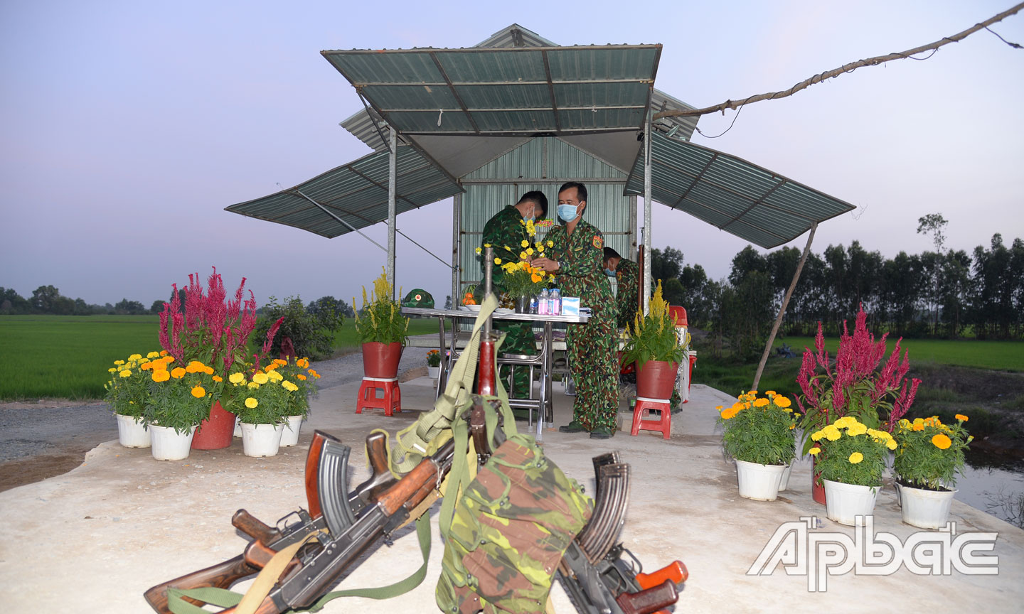 CB-CS chốt Đìa Gai, thuộc Trạm Biên phòng Voi Đình, Đồn Biên phòng Cửa khẩu Mỹ Quý Tây đang trang trí chốt. 