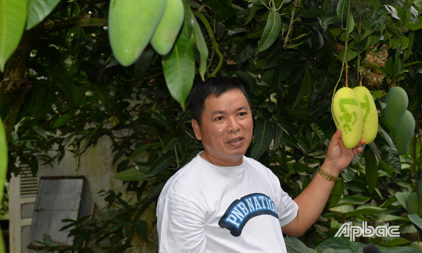 Anh Võ Thành Lễ giới thiệu sản phẩm đón xuân Tân Sửu của mình