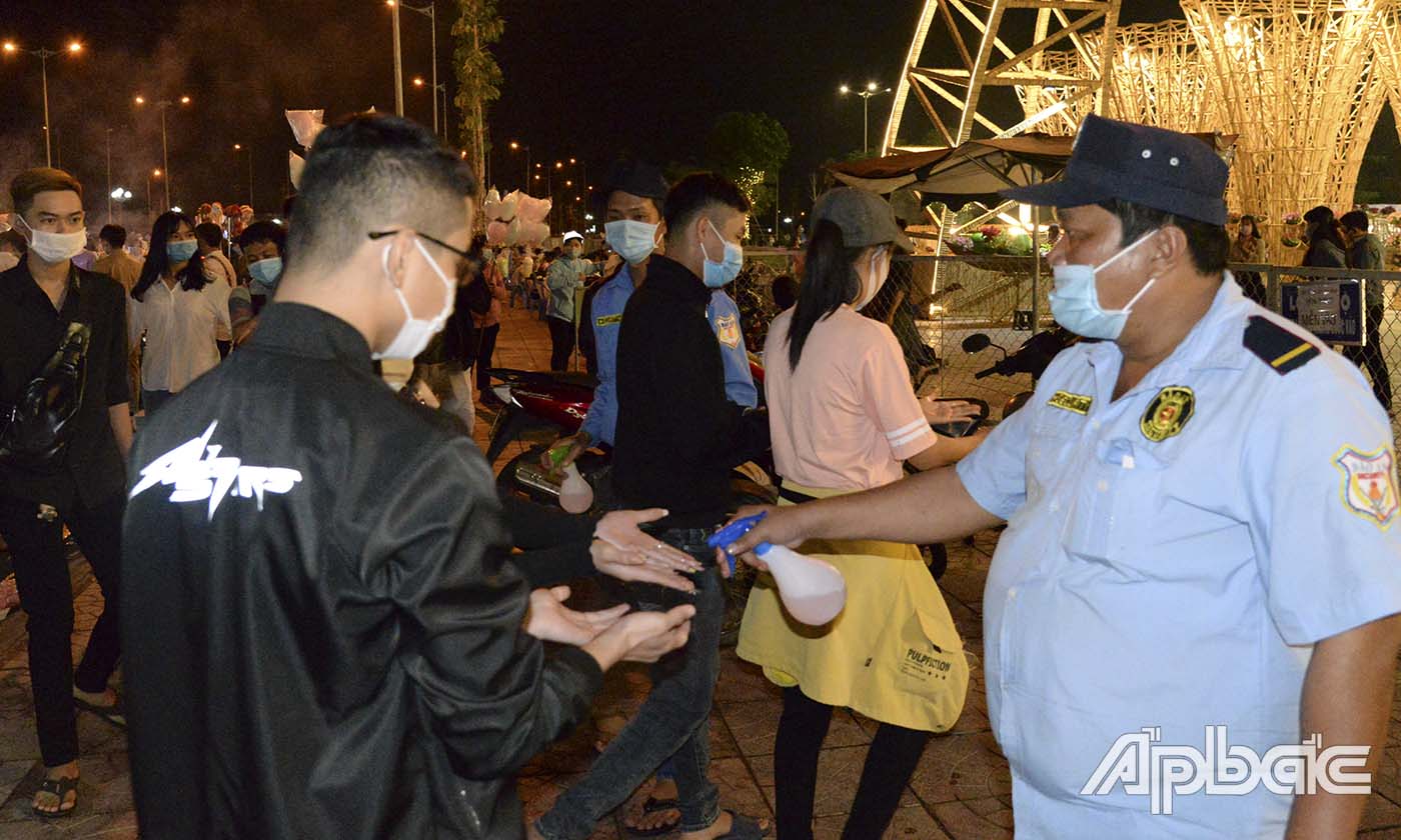 Các tổ xịt nước rửa tay và nhắc nhở người dân đeo khẩu trang trước khi vào tham quan.