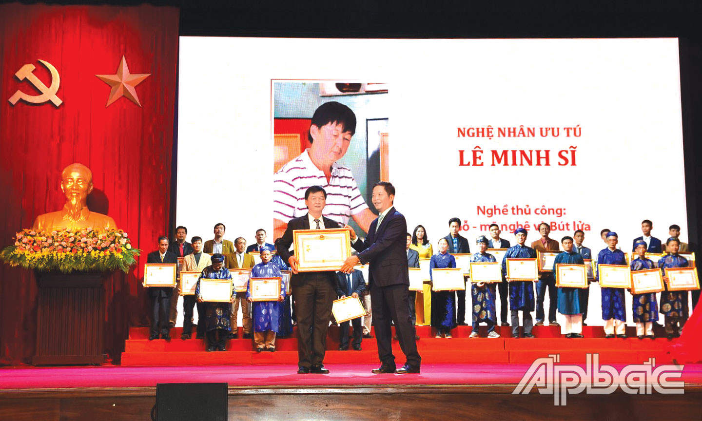  Nghệ nhân Lê Minh Sĩ tại Lễ phong tặng danh hiệu “Nghệ nhân Ưu tú”.