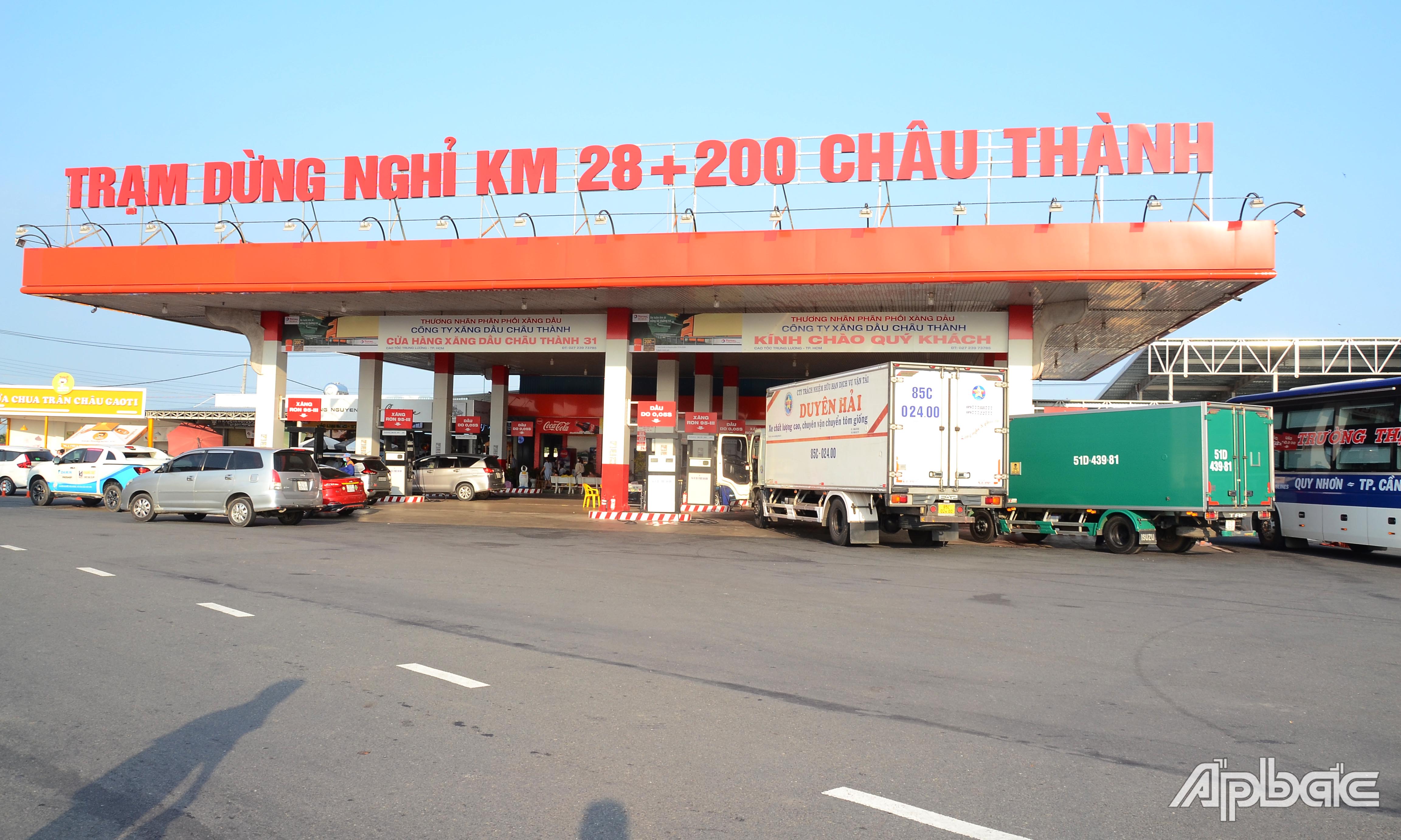 Nhiều phương tiện đến đổ xăng dầu tại trạm dừng nghỉ trên cao tốc TP. Hồ Chí Minh - Trung Lương.