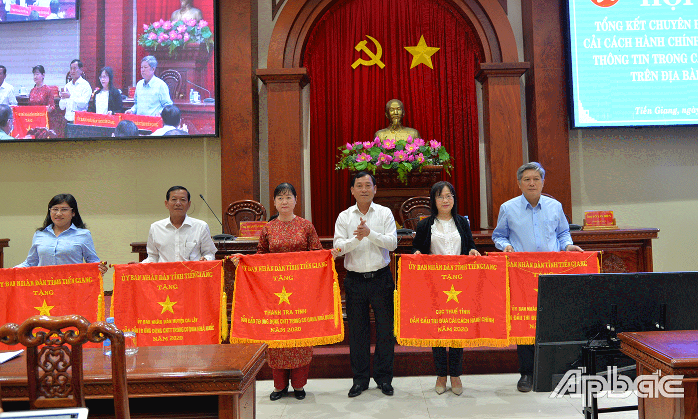 Chủ tịch UBND tỉnh Nguyễn Văn Vĩnh trao cờ thi đua cho 5 tập thể.