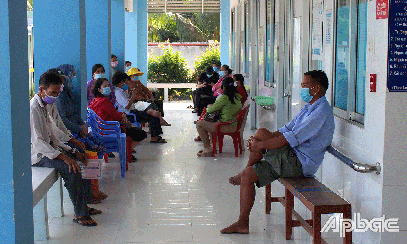 1.	Mỗi ngày khoa khám của bệnh viện tiếp nhận từ 400-500 lượt bệnh nhân đến khám bệnh.