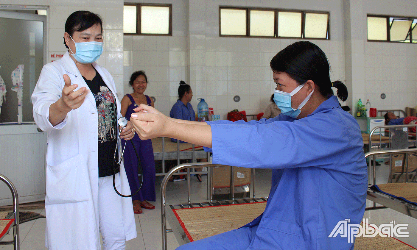 4.	Làm bác sĩ đã khó, vừa làm bác sĩ vừa làm bạn bè, người thân của bệnh nhân tâm thần lại càng khó hơn. Tuy nhiên, vì cái tâm với nghề, các y bác sĩ ở bệnh viện Tâm thần vẫn cố gắng vượt qua.