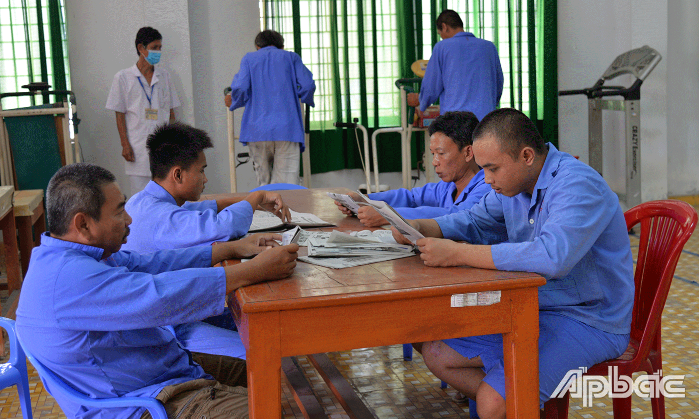 5.	Ngoài điều trị bằng thuốc, bệnh nhân tâm thần còn được điều trị bằng liệu pháp tâm lý, bệnh nhân được tập thể dục, xem ti vi, đọc sách báo…