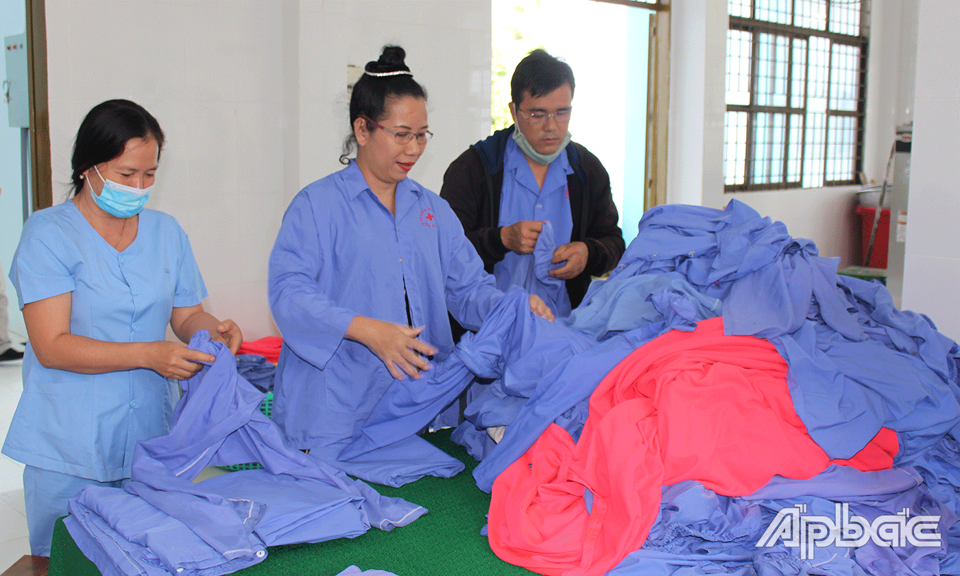 6.	Nhiều bệnh nhân nhẹ rất hâm hở được phụ giúp các hộ lý những công việc đơn giản.