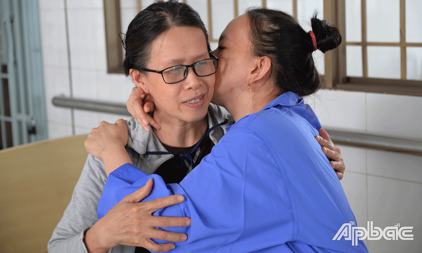 Bệnh nhân Nguyễn Thị Bích Hợp, xã Hòa Định dù bị bệnh nhưng luôn ý thức được rằng “em thương mẹ nhất”.