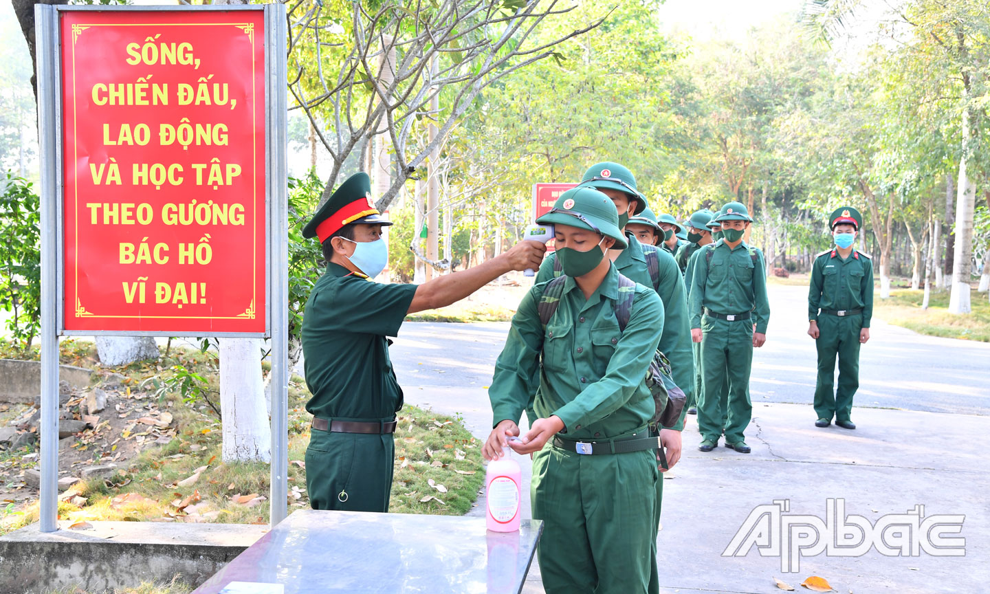  Các chiến sĩ mới đến đơn vị đều được kiểm tra sức khỏe và đo thân nhiệt, đảm bảo công tác phòng, chống dịch bệnh Covid-19.