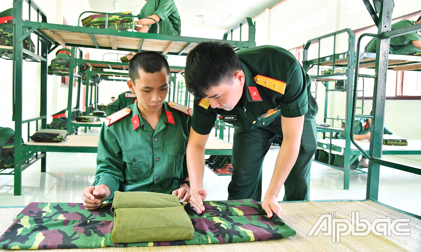 Hướng dẫn xếp nội vụ là bài học đầu tiên giúp chiến sĩ mới  nâng cao tính tỉ mỉ trong thời gian phục vụ tại ngũ.