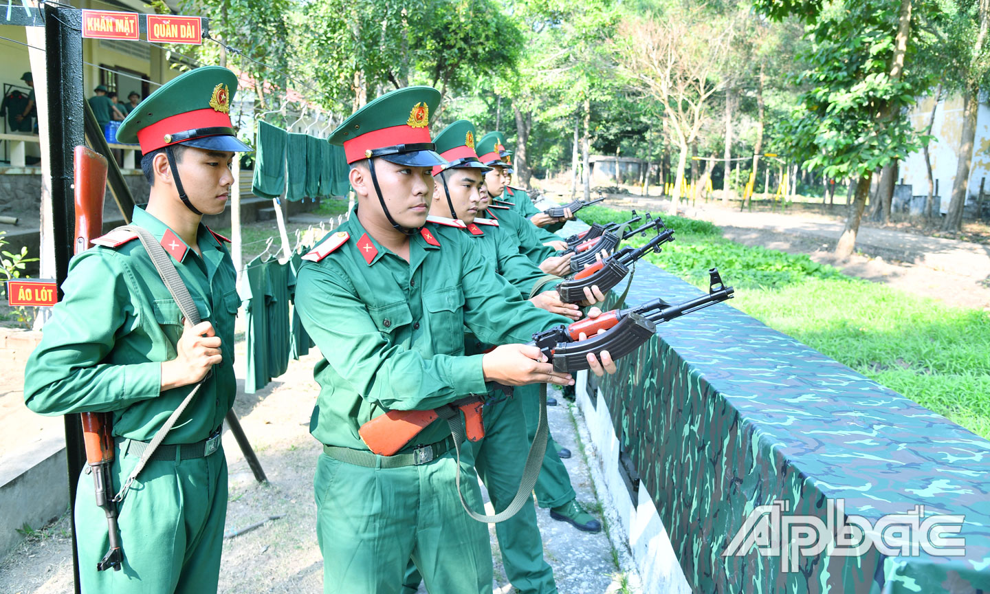 Chiến sĩ mới được hướng dẫn thực hành động tác khám súng tiểu liên AK.