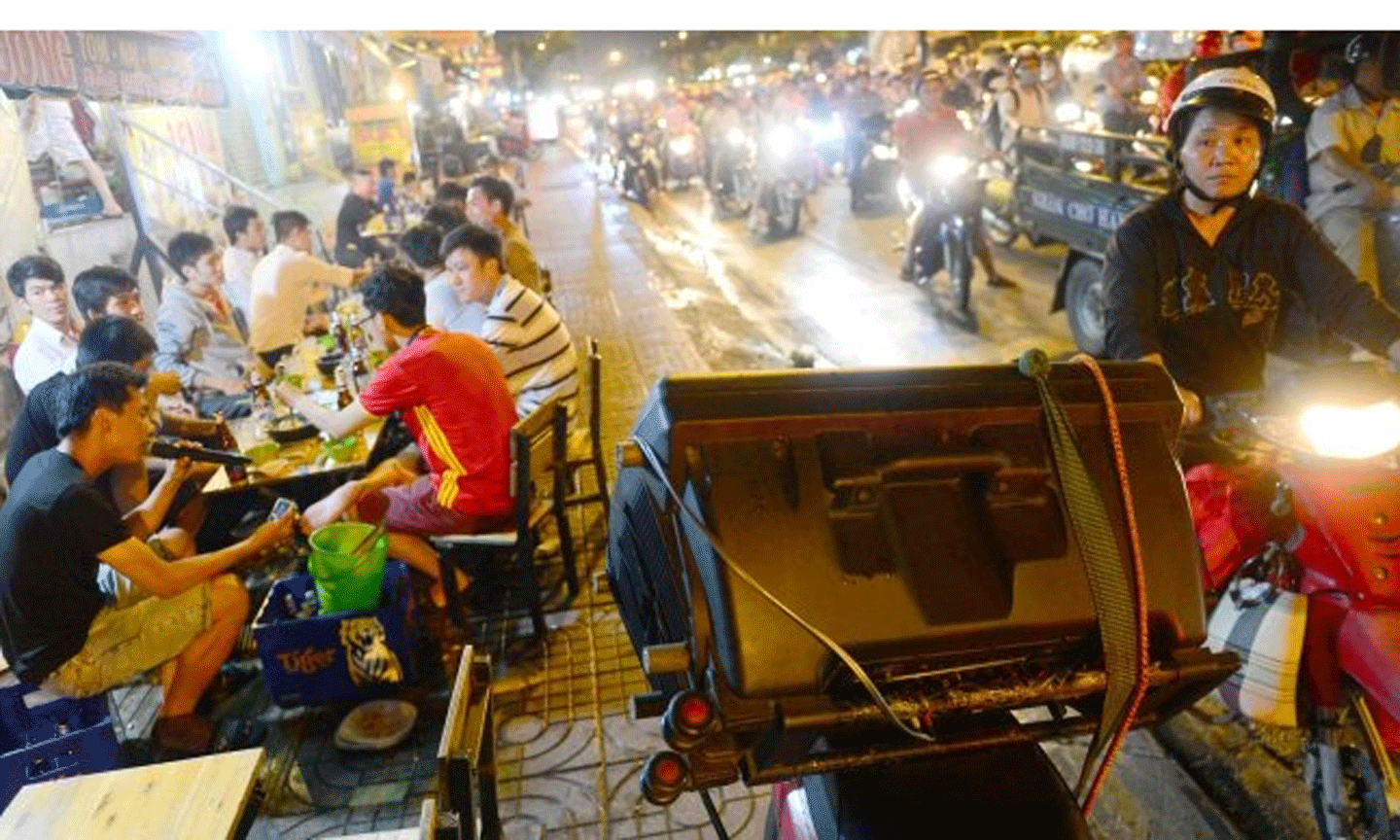 Những chiếc loa công suất lớn gây đinh tai nhức óc được những người hát rong bán dạo sử dụng để thu hút người nghe trên đường Phạm Văn Đồng, quận Gò Vấp, TP Hồ Chí Minh. Ảnh: Quang Định