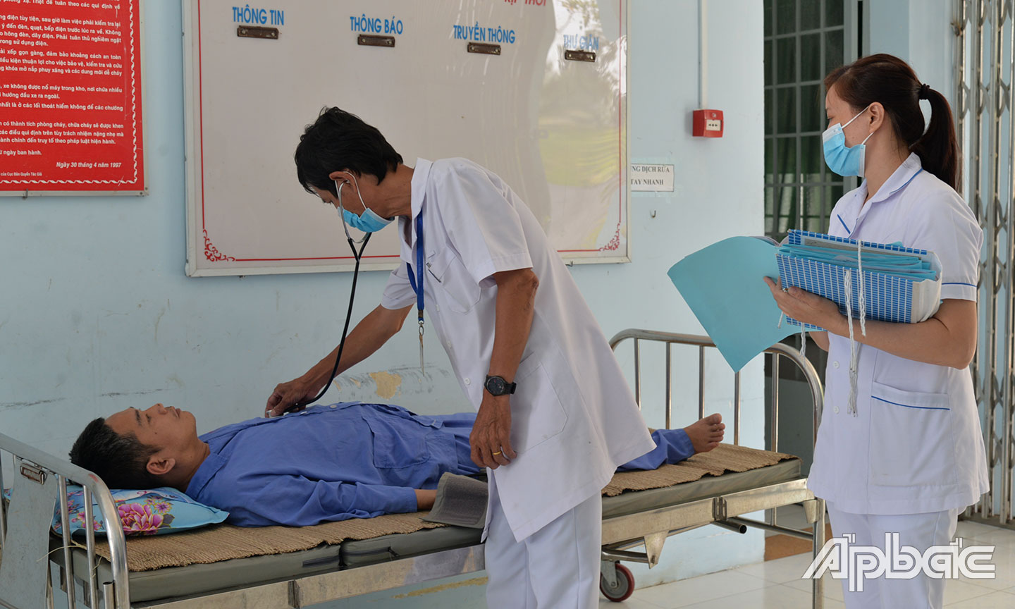  Điều dưỡng Huỳnh Ngọc Cơ thăm khám bệnh nhân tâm thần.