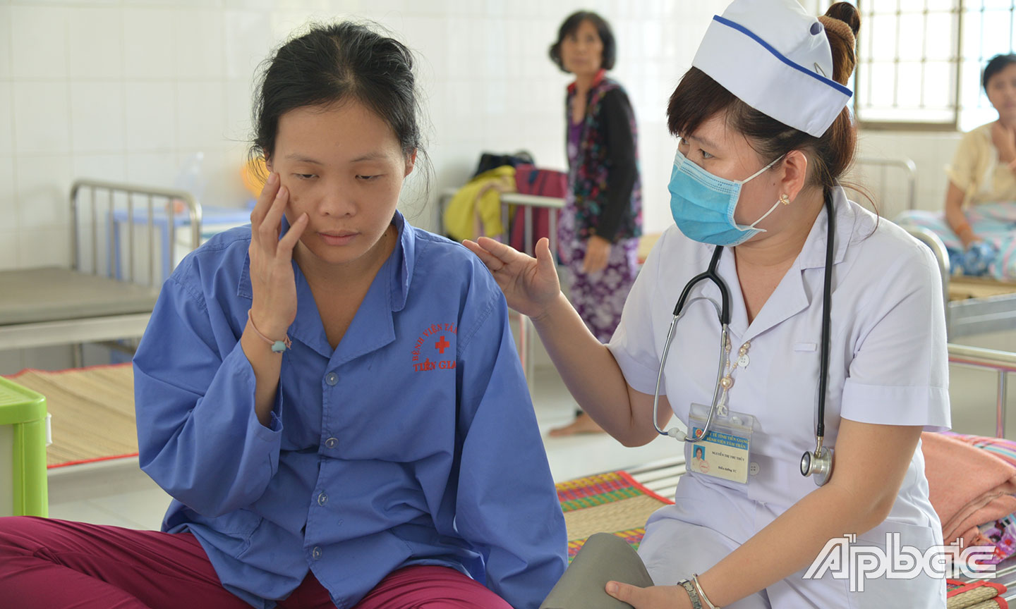 Điều dưỡng Nguyễn Thị Thu Thủy luôn đồng cảm, chia sẻ, chăm sóc các nữ bệnh nhân như người nhà của mình.