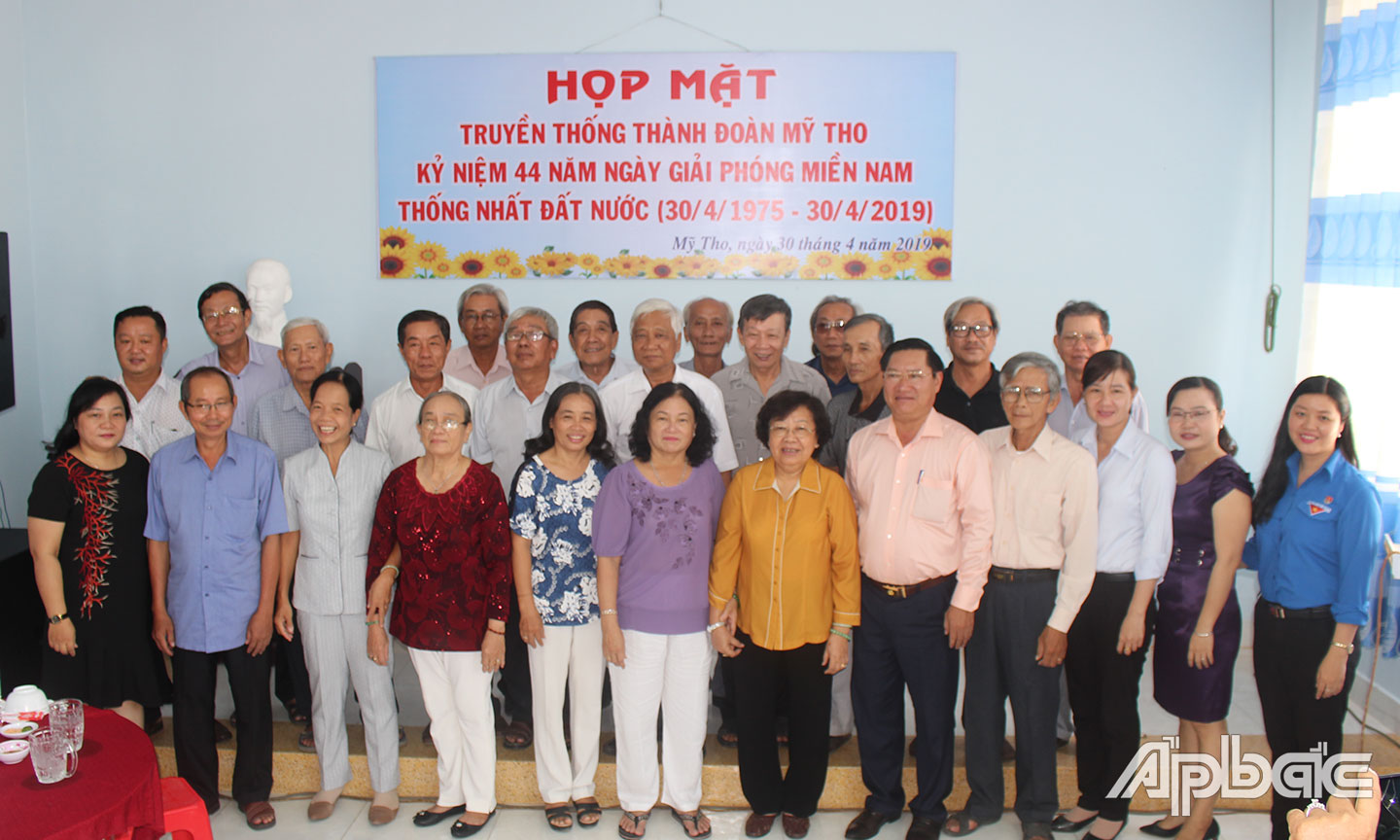 Đồng chí Nguyễn Thị Hoài Thu (thứ 6 hàng đầu từ phải qua) tại buổi Họp mặt truyền thống Thành đoàn Mỹ Tho tháng 4-2019. Ảnh: ĐỖ PHI
