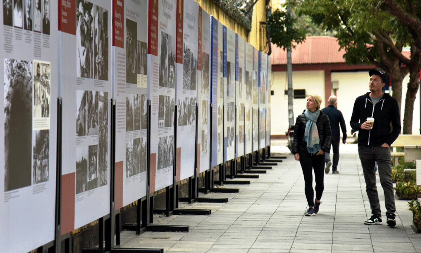 Du khách tham quan Di tích lịch sử Nhà tù Hỏa Lò, Hà Nội trước dịch Covid-19. (Ảnh: Đức Anh - Quang Minh)