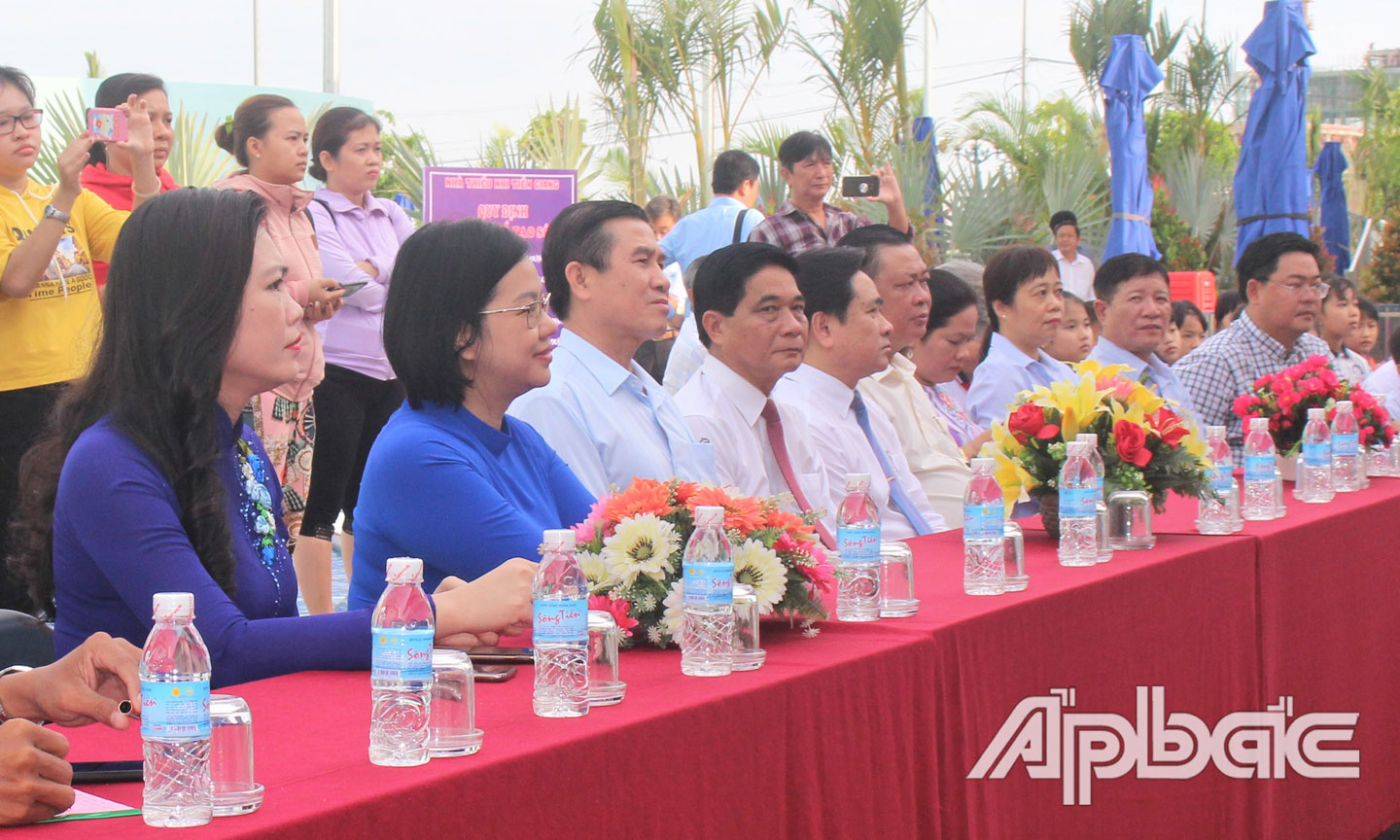 Đại biểu tham dự buổi khai mạc.