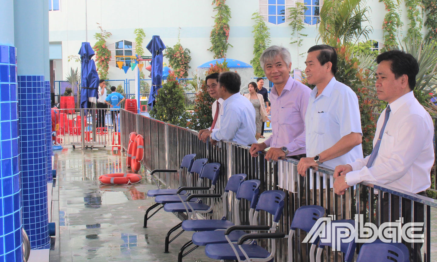 Đại biểu tham quan