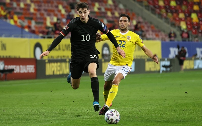 Pha tranh bóng giữa hai cầu thủ Romania và Đức trong trận đấu vòng loại FIFA World Cup 2022 tại National Arena, Bucharest, Romania. (Ảnh: Getty Images)