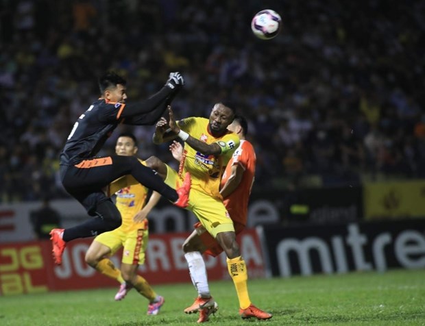 Hoàng Vũ Samson đạp thẳng vào thủ môn Tuấn Mạnh. (Ảnh: Minh Hoàng)