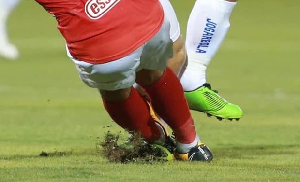 Hoàng Thịnh phạm lỗi với Hùng Dũng ở vòng 5 V-League 2021. (Ảnh: Lâm Thỏa)