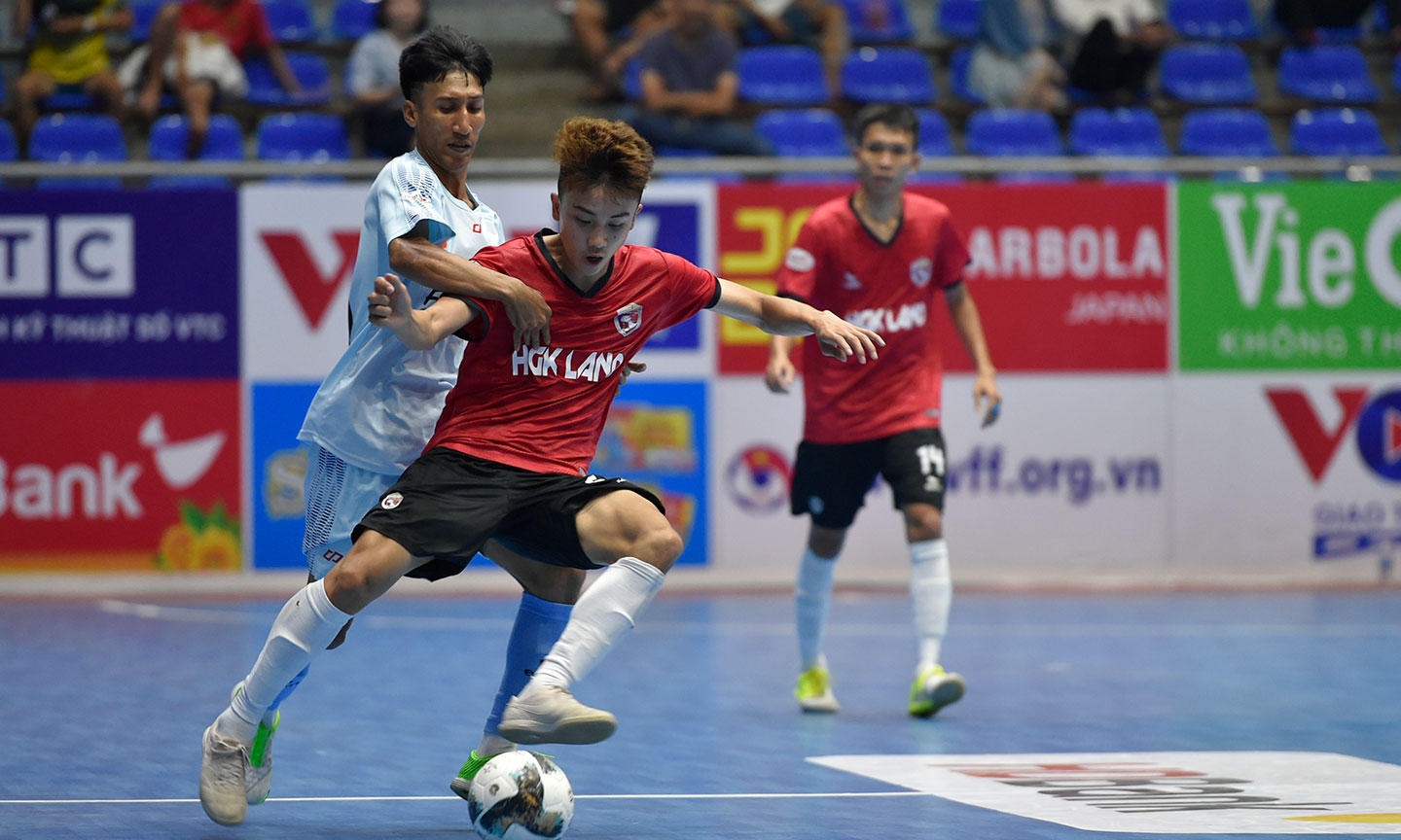 Với 3 điểm quan trọng giành được, Hưng Gia Khang Đắk Lắk (đỏ) mở ra cánh cửa vào VCK.