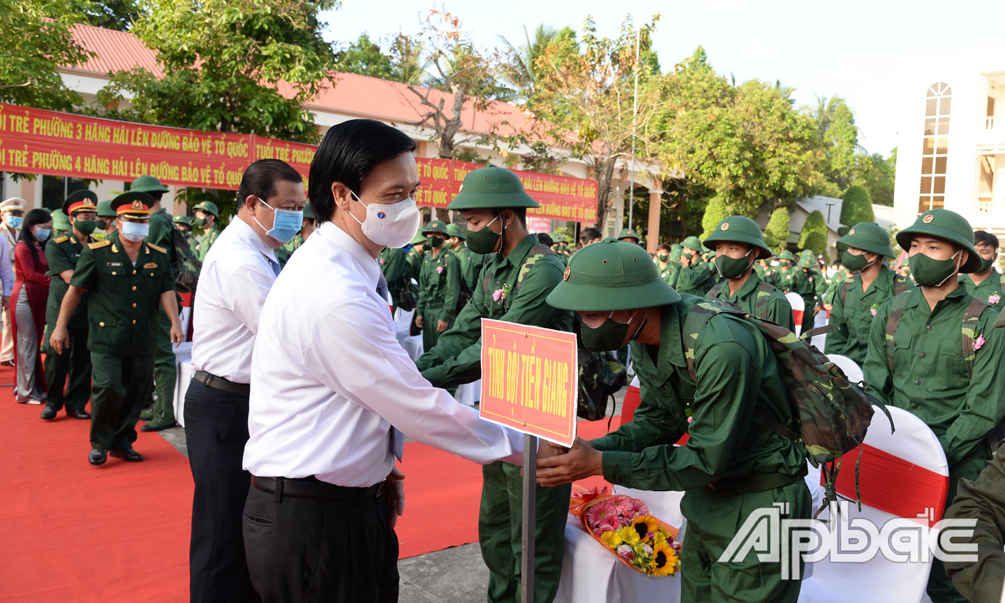 Ủy viên Ban Chấp hành Trung ương Đảng, Bí thư Tỉnh ủy, Chủ tịch HĐND tỉnh Nguyễn Văn Danh động viên thanh niên  TX. Cai Lậy lên đường nhập ngũ năm 2021.