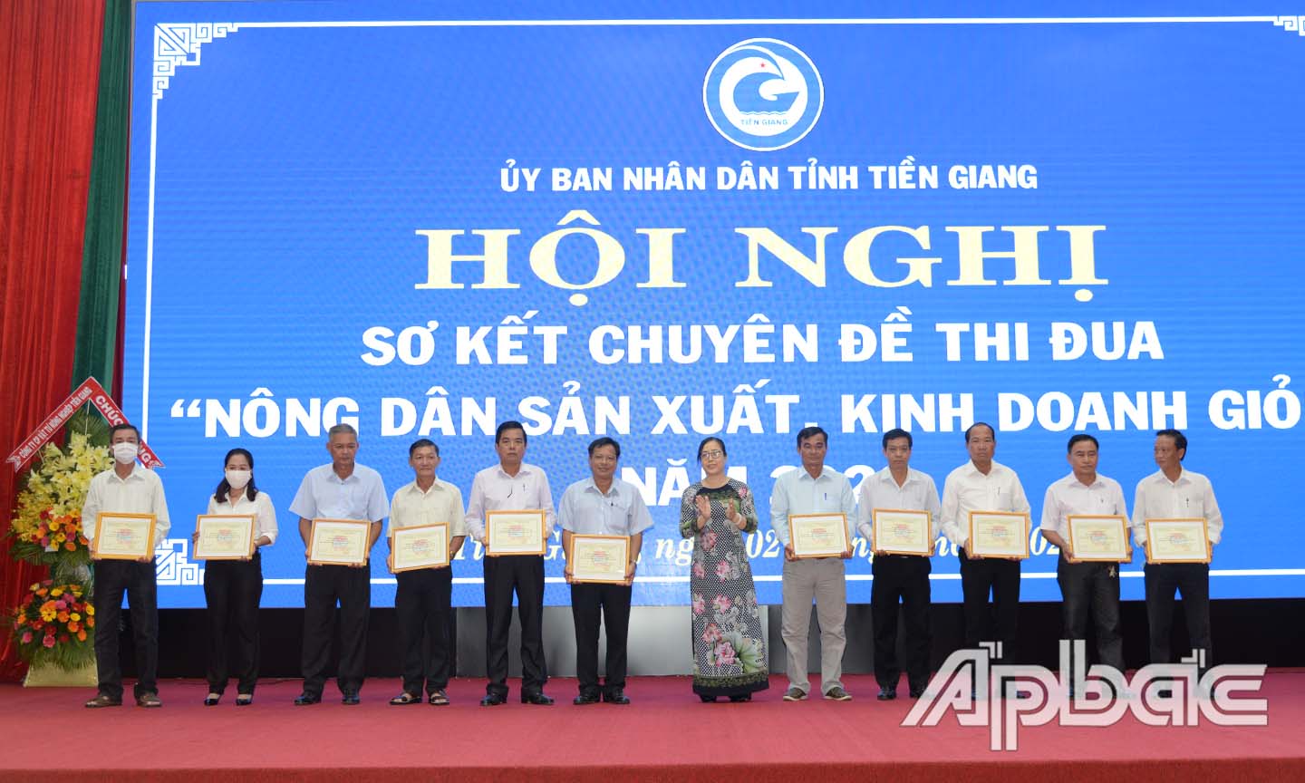 Lãnh đạo Hội Nông dân trao chứng nhận Nông dân sản xuất kinh doanh giỏi cấp tỉnh cho đại diện các huyện, thị, thành.