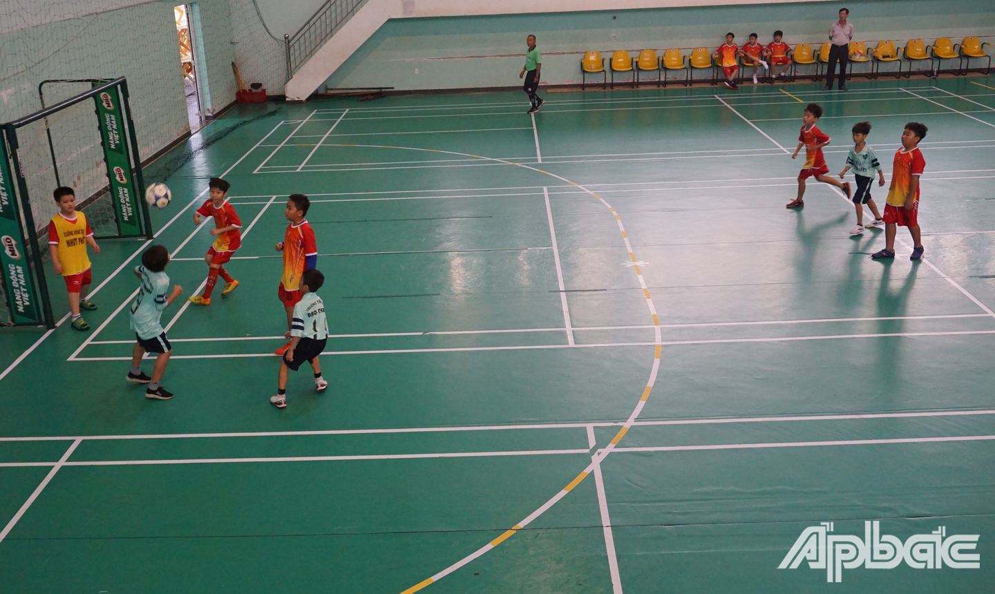 Trận đấu đầu tiên giữa Trường tiểu học Đạo Thạnh và Trường tiểu học Nguyễn Trãi.