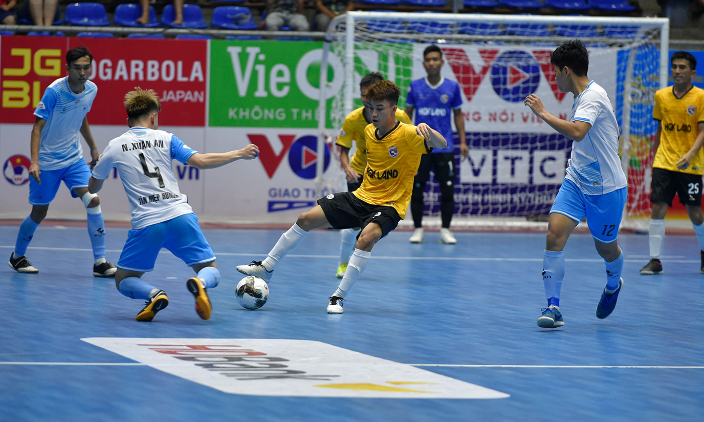 Hưng Gia Đắk Lắk (vàng) tận dụng rất tốt ưu thế sân nhà để giành chiến thắng quang trọng trước Tân Hiệp Hưng.