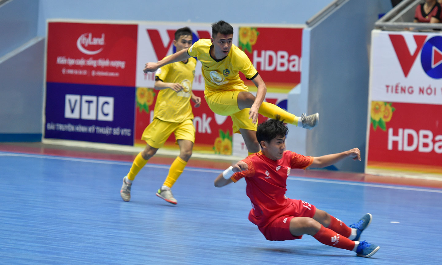 3 điểm giành được trước Cao Bằng đã giúp Quảng Nam (vàng) vững vàng ở ngôi đầu bảng.