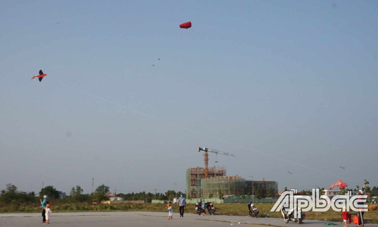 Nhiều phụ huynh đưa trẻ đến thả diều ở Quảng trường tỉnh.