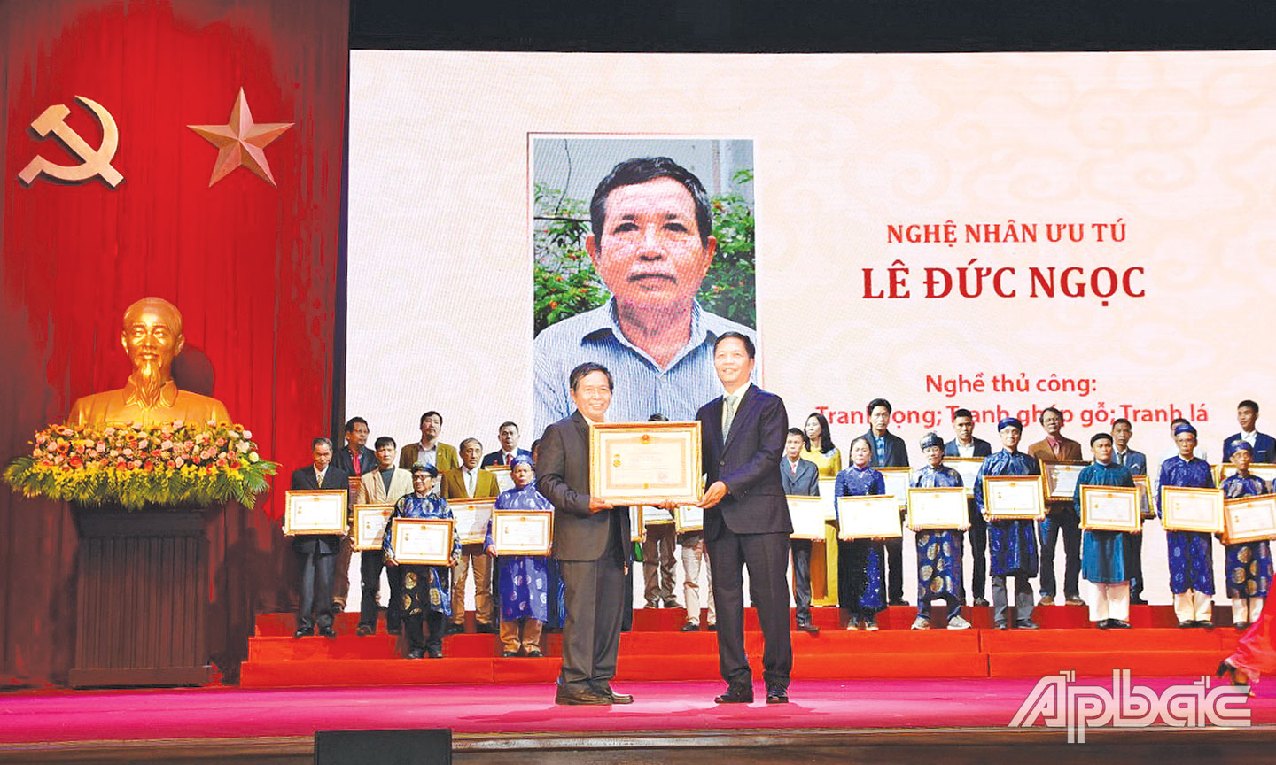 Nghệ nhân Lê Đức Ngọc tại Lễ phong tặng danh hiệu “Nghệ nhân Ưu tú”.
