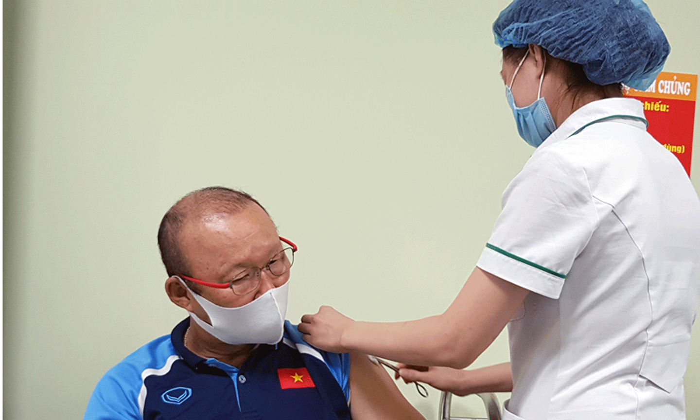 HLV trưởng Park Hang Seo tiêm phòng Covid-19. (Ảnh: VFF)