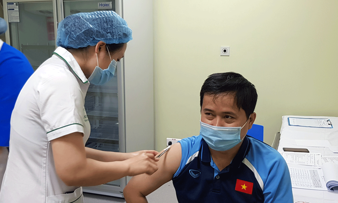 Bác sĩ ĐTQG Trần Anh Tuấn được tiêm phòng Covid-19.