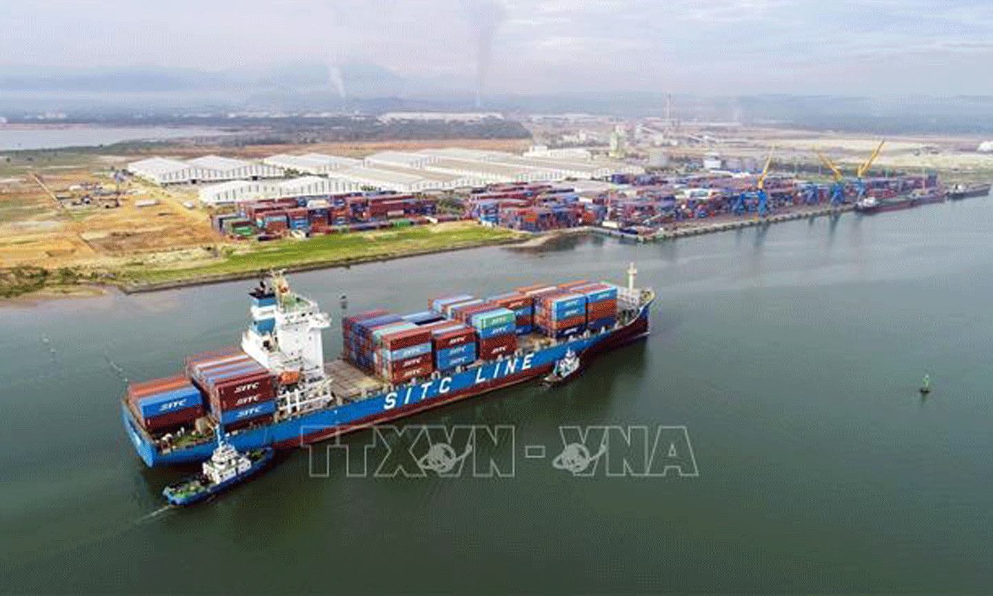 Giải quyết hàng loạt điểm nghẽn về cơ sở hạ tầng, cơ chế chính sách… là giải pháp quan trọng giúp kéo giảm chi phí logistics, từ đó tạo sức bật cho doanh nghiệp, hàng hóa Việt Nam. Ảnh minh họa: Danh Lam/TTXVN 