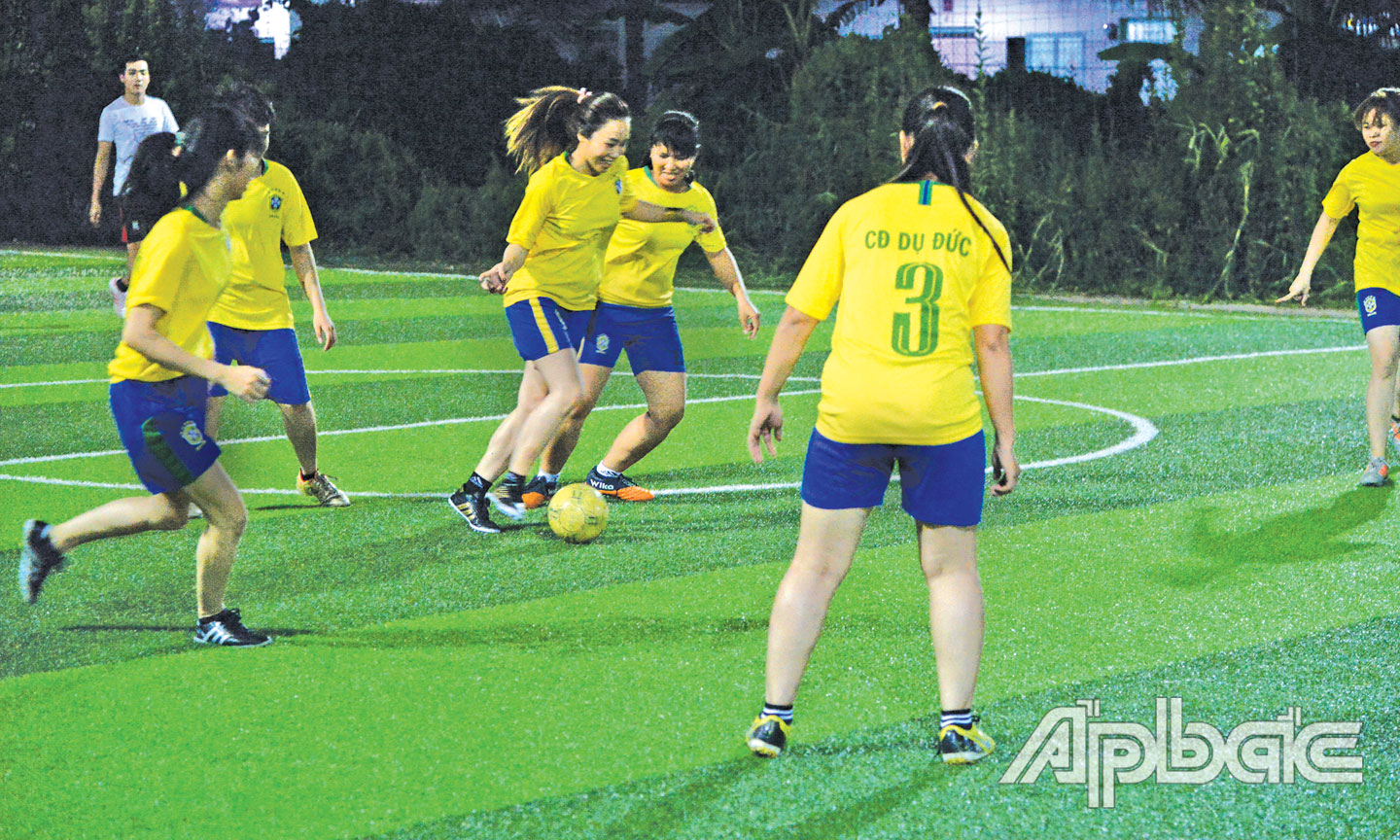Việc thường xuyên tập luyện giúp các “bóng hồng” đam mê bóng đá rèn luyện sức khỏe và gắn kết hơn với Công ty.