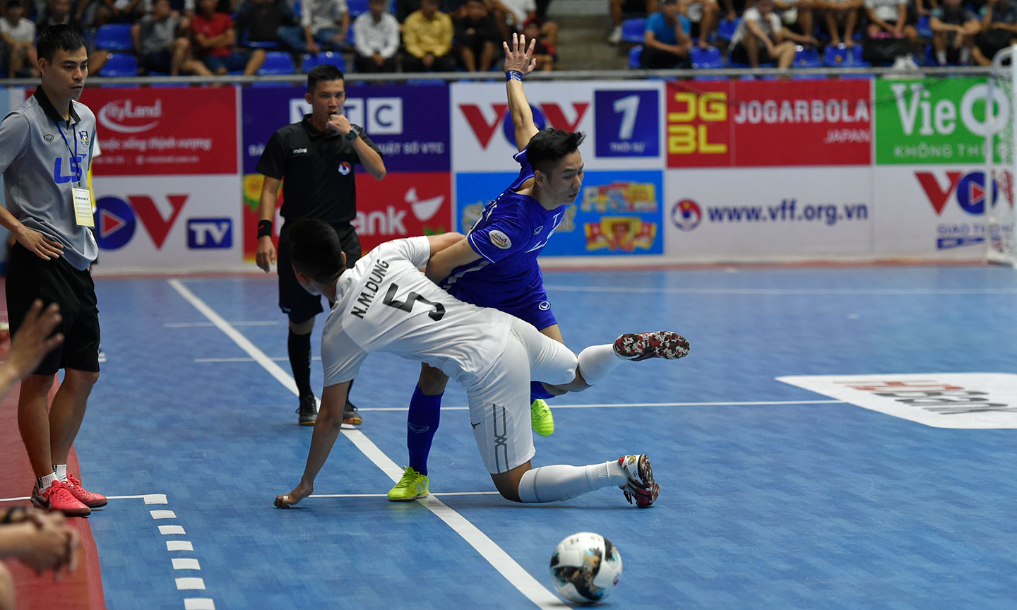 Đương kim vô địch Thái Sơn Nam bất ngờ ngã ngựa trong trận đầu tiên.