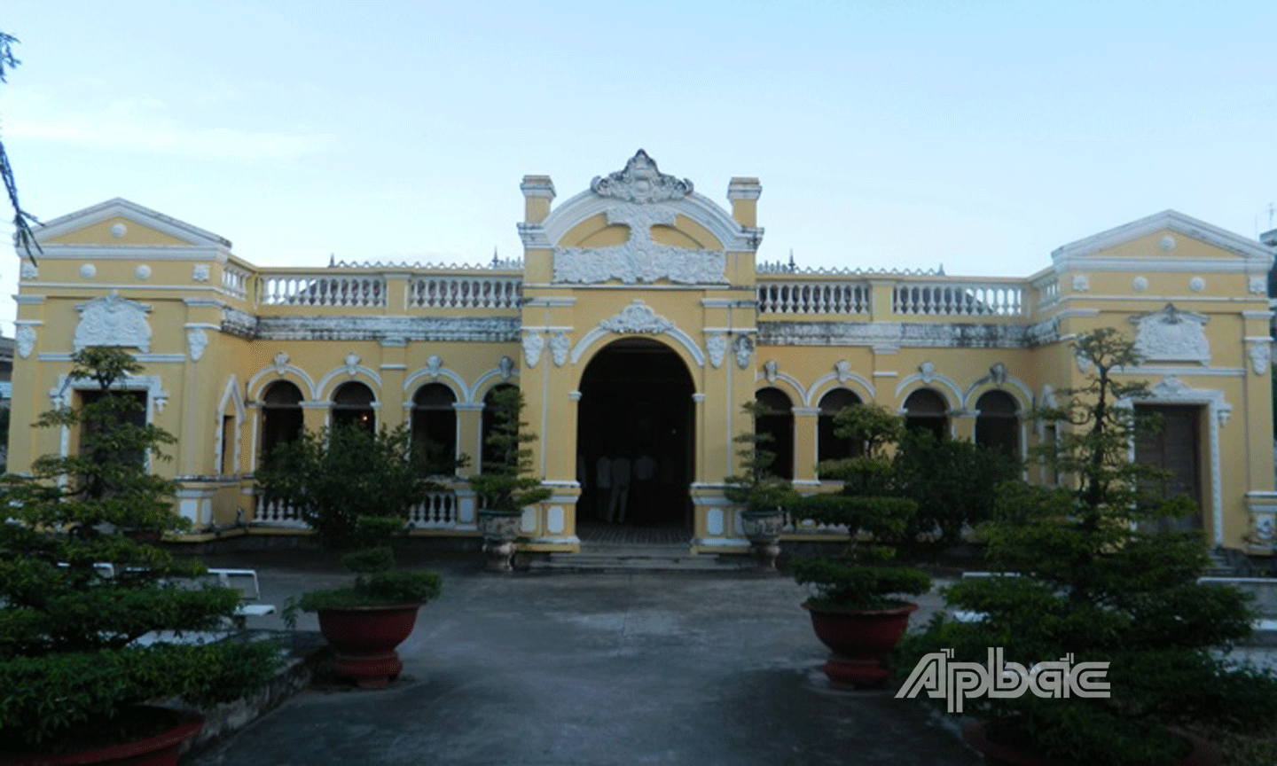 ngôi nhà của Đốc phủ sứ Nguyễn Văn Hải (tọa lạc tại phường 1, TX. Gò Công) là một di tích kiến trúc độc đáo cuối thế kỷ XIX, có lịch sử hình thành và phát triển khá phong phú. 