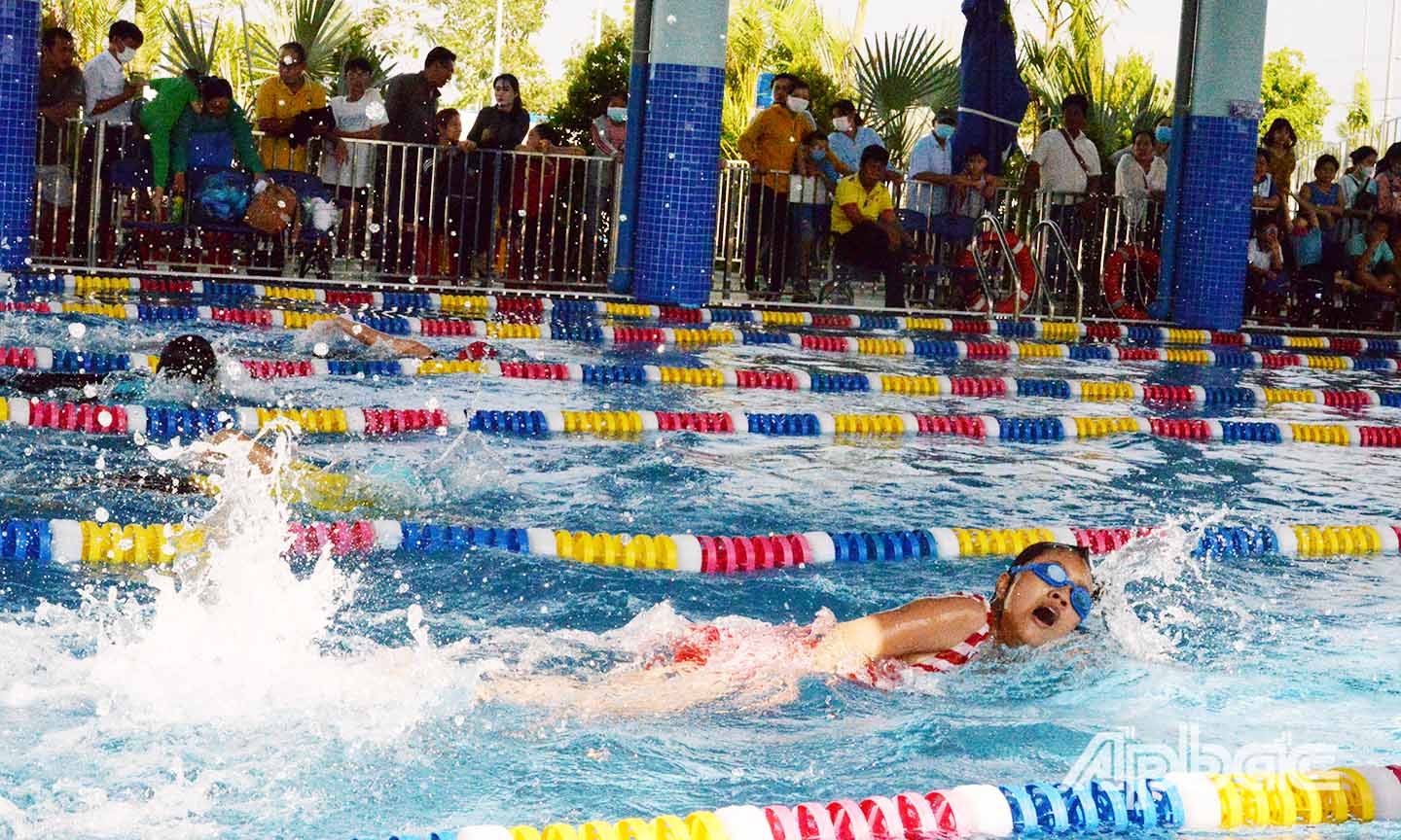 Các VĐV nhí tranh tài sôi nổi trên đường đua xanh.